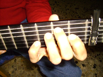 mano sinistra sulla tastiera della chitarra
